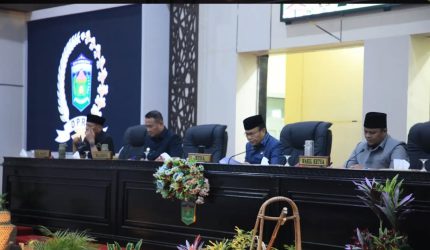 Wali Kota Alfin menyampaikan pengantar Ranperda Perubahan APBD 2026 di DPRD Sungai Penuh.