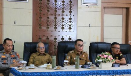 Wali Kota Alfin dan Wawako Azhar mengikuti rakor penanganan Karhutla secara virtual.