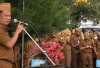 Sekda Kota Sungai Penuh Alpian saat memimpin apel gabungan ASN di halaman Kantor Wali Kota Sungai Penuh, Senin (7/9/2026).