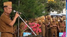 Sekda Kota Sungai Penuh Alpian saat memimpin apel gabungan ASN di halaman Kantor Wali Kota Sungai Penuh, Senin (7/9/2026).