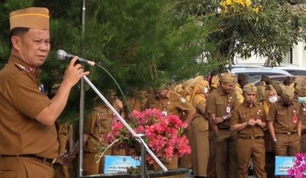 Alpian memimpin apel gabungan ASN Kota Sungai Penuh di halaman Kantor Wali Kota.