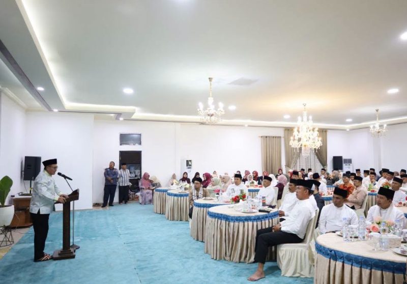 Wali Kota Sungai Penuh Alfin, SH menyampaikan sambutan pada peringatan Maulid Nabi Muhammad SAW 1448 Hijriah di Rumah Dinas Wali Kota Sungai Penuh, Selasa (8/9).