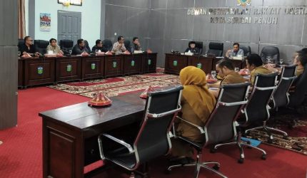 Rapat Komisi II DPRD Sungai Penuh membahas PBJT 10 persen.