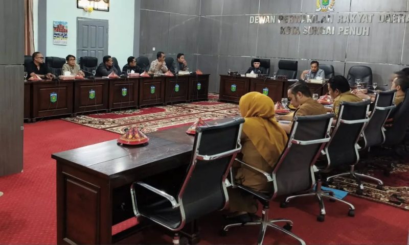 Komisi II DPRD Sungai Penuh membahas penerapan PBJT 10 persen.