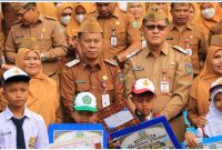 Foto bersama Sekda Alpian dan para pelajar berprestasi, Senin (14/9/2026).