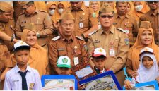 Foto bersama Sekda Alpian dan para pelajar berprestasi, Senin (14/9/2026).