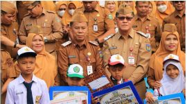Foto bersama Sekda Alpian dan para pelajar berprestasi, Senin (14/9/2026).