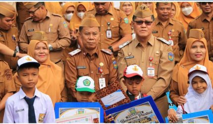 Sekda Alpian foto bersama pelajar berprestasi usai Apel Kerja Senin 14 September 2026.