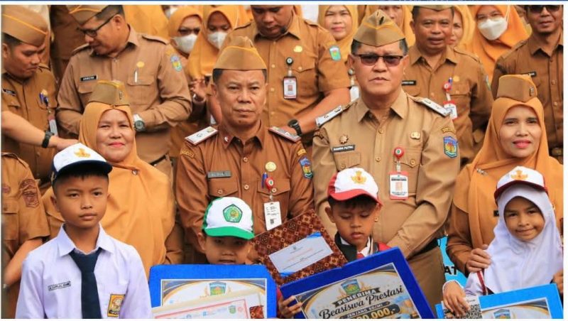 Foto bersama Sekda Alpian dan para pelajar berprestasi, Senin (14/9/2026).