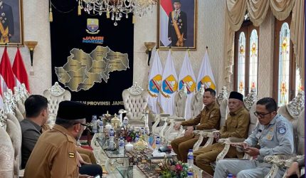 Wawako Azhar Hamzah menghadiri sosialisasi keringanan pajak kendaraan bermotor 2026 di Jambi.