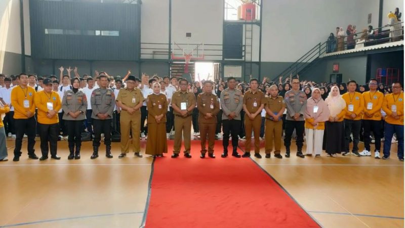 Sekda Alpian bersama siswa SMAN 1 Sungai Penuh, Selasa (15/9/2026).