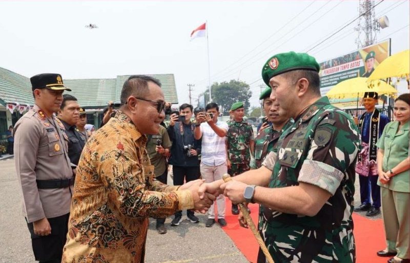Wako Alfin menyambut Pangdam XX/TIB di Lapangan Kodim 0417/Kerinci, Kamis (17/9/2026).