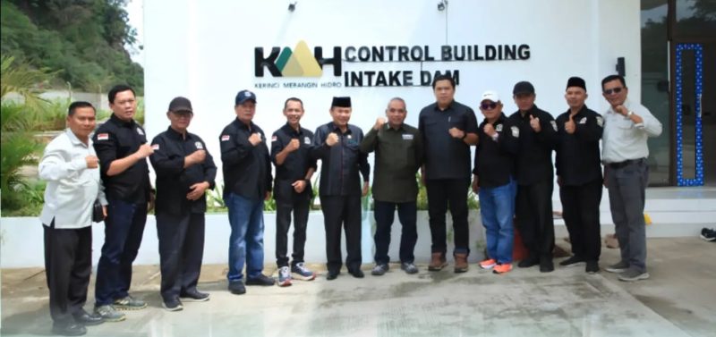 Pimpinan dan Anggota DPRD Kota Sungai Penuh saat melakukan kunjungan silaturahmi ke PT KMH, Kamis (24/9).