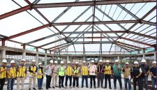 Wali Kota Sungai Penuh Alfin meninjau progres pembangunan Pasar Beringin Jaya.