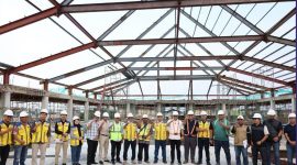 Wali Kota Sungai Penuh Alfin meninjau progres pembangunan Pasar Beringin Jaya.