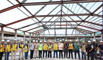 Wali Kota Sungai Penuh Alfin meninjau pembangunan Pasar Beringin Jaya.