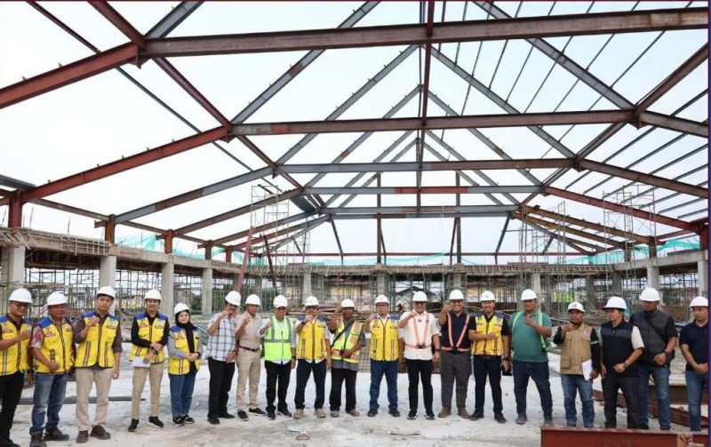 Wali Kota Sungai Penuh Alfin meninjau progres pembangunan Pasar Beringin Jaya.