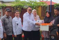 Wako Alfin menyerahkan bantuan kepada korban kebakaran di Kampung Dalam, Rabu (30/9).