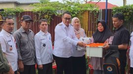 Wako Alfin menyerahkan bantuan kepada korban kebakaran di Kampung Dalam, Rabu (30/9).