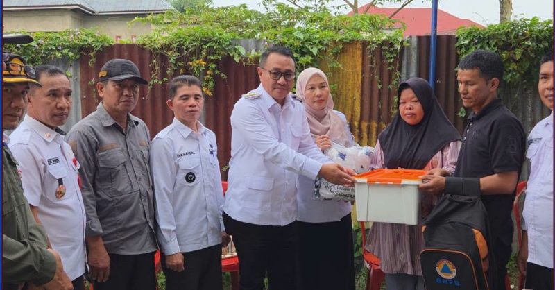 Wako Alfin menyerahkan bantuan kepada korban kebakaran di Kampung Dalam, Rabu (30/9).