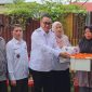 Wako Alfin menyerahkan bantuan kepada korban kebakaran di Kampung Dalam, Rabu (30/9).