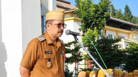Asisten III Setda Kota Sungai Penuh M. Rasyid memimpin apel Senin ASN di halaman Kantor Wali Kota Sungai Penuh.