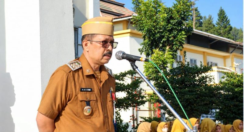 Asisten III Setda Kota Sungai Penuh M. Rasyid memimpin apel Senin ASN di halaman Kantor Wali Kota Sungai Penuh.