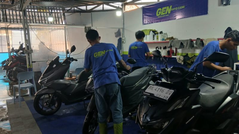 GEN Autocare melayani pencucian motor menggunakan sumber mata air dan peralatan modern di Sungai Penuh.