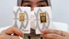 Harga emas Antam turun Rp25.000 menjadi Rp2.605.000 per gram pada Kamis (24/9).(Foto : KONTAN/Carolus Agus Waluyo)