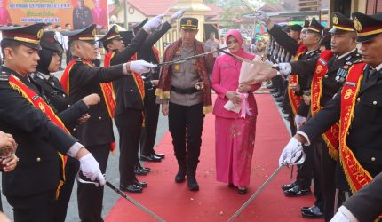 AKBP Hermawan Rizki Yudhantoro mengikuti prosesi Pedang Pora di Mapolres Kerinci.