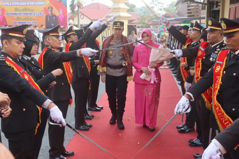 AKBP Hermawan Rizki Yudhantoro melewati prosesi Pedang Pora di Mapolres Kerinci.