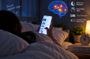 Scrolling ponsel sebelum tidur dapat mengganggu kualitas tidur.