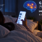Scrolling ponsel sebelum tidur dapat mengganggu kualitas tidur.