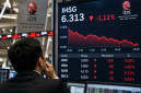 Foto ilustrasi: Pergerakan IHSG dan saham perbankan yang melemah di tengah penantian keputusan suku bunga Bank Indonesia. (AI)