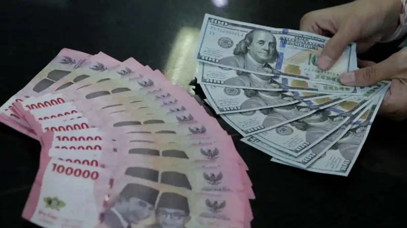 Ilustrasi rupiah dan dolar AS yang menggambarkan pergerakan nilai tukar mata uang.(Foto : The Fed/TRIBUNNEWS/IRWAN RISMAWAN)