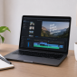Ilustrasi clipper sedang mengedit video pendek untuk media sosial.