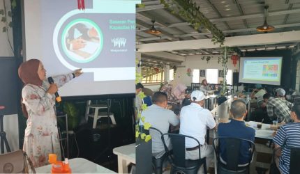 Dewi Yulianti memimpin rapat pemenuhan hak dasar warga Desa Pondok Agung.