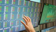 IHSG kembali melemah pada perdagangan Jumat (18/9), sementara investor asing mencatat net sell Rp1,79 triliun.(Foto : Ilustrasi grafik saham/detik.com)