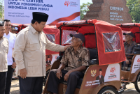 Ilustrasi becak listrik untuk pengemudi lansia.