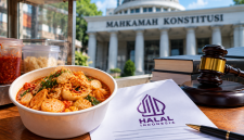 Ilustrasi pedagang seblak dan persoalan sertifikasi halal yang diajukan ke Mahkamah Konstitusi (MK).

Teks ALT:
