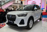 Daihatsu Rocky Hybrid dipasarkan dengan harga sekitar Rp289,5 juta di Batam.(Foto: Luthfi Anshori/detikOto)