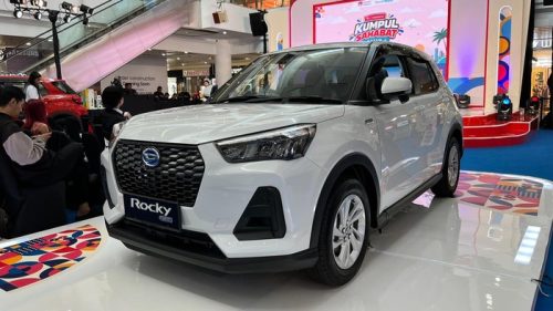 Daihatsu Rocky Hybrid dipasarkan dengan harga sekitar Rp289,5 juta di Batam.(Foto: Luthfi Anshori/detikOto)