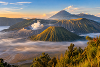 Gunung Bromo diselimuti kabut pagi dengan panorama alam yang memukau.