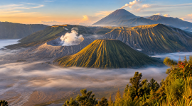 Gunung Bromo diselimuti kabut pagi dengan panorama alam yang memukau.
