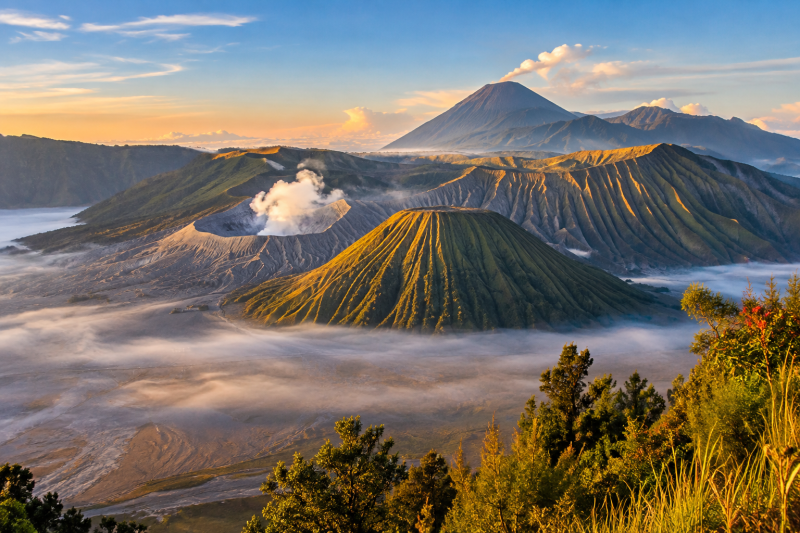 Gunung Bromo diselimuti kabut pagi dengan panorama alam yang memukau.