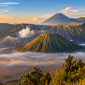Gunung Bromo diselimuti kabut pagi dengan panorama alam yang memukau.