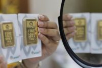 Harga emas Antam turun pada perdagangan Senin (21/9).(FOTO:CNN Indonesia/Safir Makki).