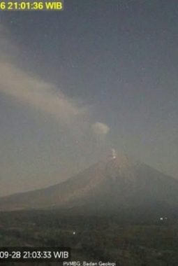 Gunung Semeru Erupsi, Dentuman Keras Terdengar di Lumajang