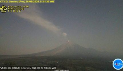 Gunung Semeru mengalami erupsi dengan kolom abu vulkanik terlihat dari kawasan puncak.