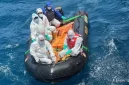 Tim SAR saat mengevakuasi jenazah korban KM Virgo Transport 8 di perairan Masalembo, Madura, Selat Jawa. (Foto: Basarnas)